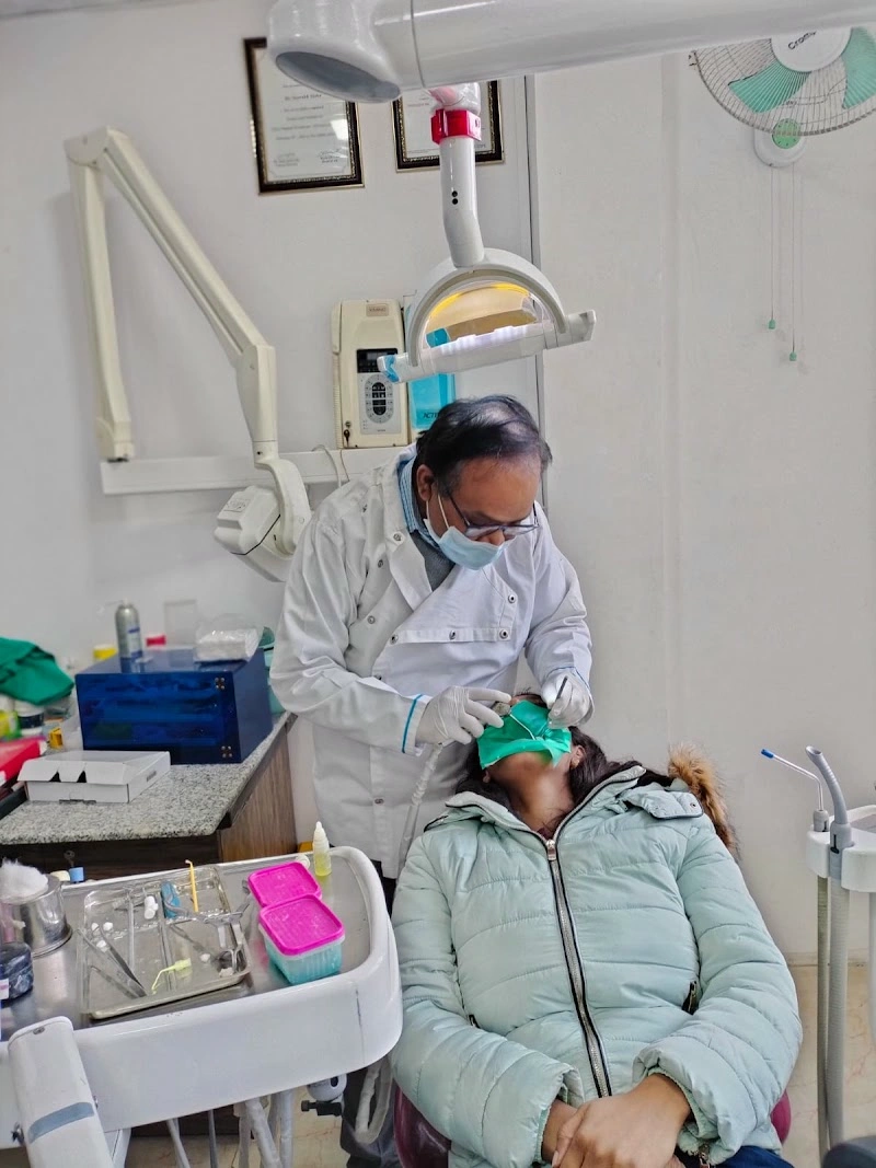 Dr. Saurabh Sinha treating a patient at Advanced Dentistry Lucknow